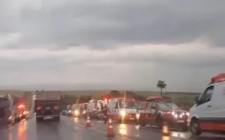 Imagem ilustrativa da imagem Acidente com caminhão em rodovia de SP deixa mortos e feridos