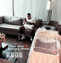 Imagem ilustrativa da imagem Amigo mostra Neymar cuidando da filha de madrugada: 'Coruja'