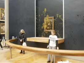 Imagem ilustrativa da imagem Ativistas jogam sopa na pintura 'Mona Lisa', em Paris; veja o vídeo