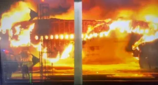 Imagem ilustrativa da imagem Avião com 379 passageiros pega fogo após colisão em Tóquio; vídeo