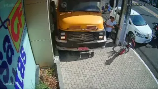 Imagem ilustrativa da imagem Caminhão invade calçada e quase atropela ciclista; veja o vídeo