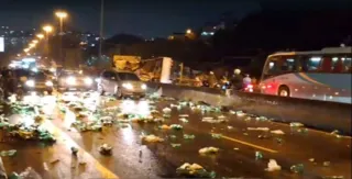 Imagem ilustrativa da imagem Caminhão tomba e deixa ferido na Caixa D'água, em Niterói