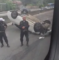 Imagem ilustrativa da imagem Carro capota e interdita a RJ-104, na altura de São Gonçalo