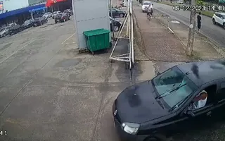 Imagem ilustrativa da imagem Ciclista é atropelado em ciclovia por carro desgovernado; vídeo