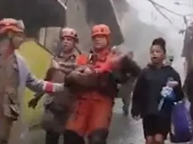 Imagem ilustrativa da imagem Criança é resgatada após 16h soterrada em Petrópolis; vídeo
