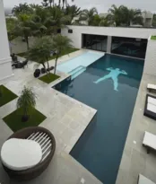 Imagem ilustrativa da imagem Curtindo folga, Gabigol exibe piscina personalizada em sua mansão