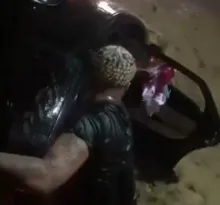 Imagem ilustrativa da imagem Família é resgatada de carro durante temporal na Baixada; vídeo