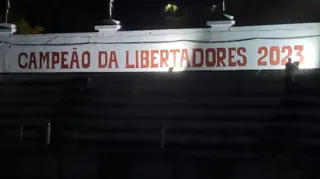 Imagem ilustrativa da imagem Fluminense pinta 'Campeão da Libertadores 2023' em Laranjeiras