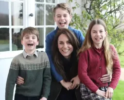 Imagem ilustrativa da imagem Foto editada de Kate Middleton com os filhos gera teorias