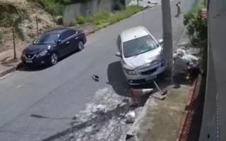 Imagem ilustrativa da imagem Gari é atropelado por carro desgovernado e sem motorista; vídeo