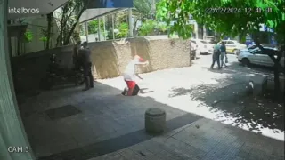Imagem ilustrativa da imagem Homem cai dentro de bueiro quebrado em calçada do Rio; vídeo