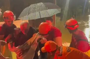 Imagem ilustrativa da imagem Idosos são resgatados de casa de repouso durante chuva na Baixada
