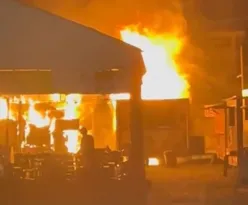 Imagem ilustrativa da imagem Incêndio de grande proporção atinge quiosque em Maricá; vídeo