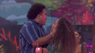 Imagem ilustrativa da imagem Lucas 'Buda' e Pitel dançam juntinhos em festa do BBB