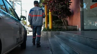 Imagem ilustrativa da imagem Moradores cercam agentes da Enel para pedir reparo em Itaboraí