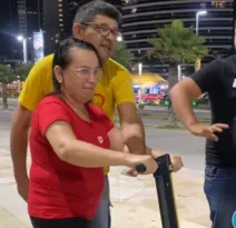 Imagem ilustrativa da imagem Mulher cai ao tentar andar de patinete elétrico em Fortaleza; vídeo