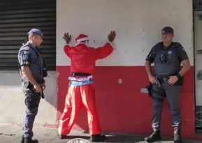 Imagem ilustrativa da imagem 'Papai Noel' foragido é preso com faca no Litoral de São Paulo