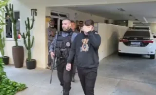 Imagem ilustrativa da imagem Policial e advogado são presos por passar informações para milícia