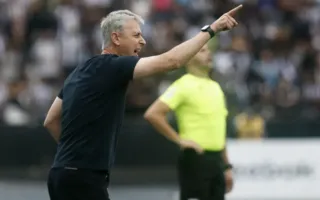 Imagem ilustrativa da imagem Tiago Nunes demonstra frustação após empate do Botafogo