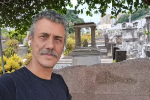 Imagem ilustrativa da imagem Tour dos túmulos! Homem avalia caixões de famosos no Rio