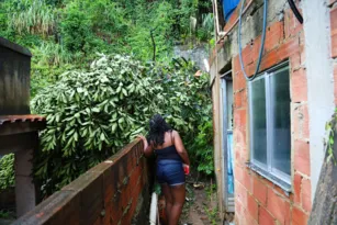 Imagem ilustrativa da imagem 'Veio quebrando tudo', encosta desaba e invade casa em Niterói