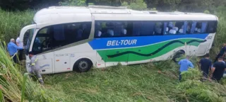 Imagem ilustrativa da imagem Vídeo: ônibus capota e deixa feridos na Rio-Santos, em Itaguaí