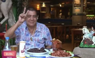 Imagem ilustrativa da imagem Zeca Pagodinho viraliza ao tomar cerveja e comer feijoada de manhã