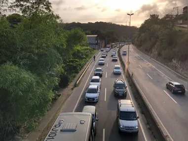 O caminhão ficou destruído