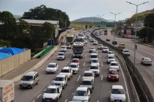 Imagem ilustrativa da imagem Engavetamento na BR-101, em São Gonçalo, atrasa ida ao trabalho