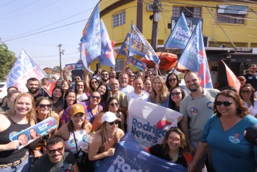 Durante a caminhada, Neves e Swan cumprimentaram eleitores