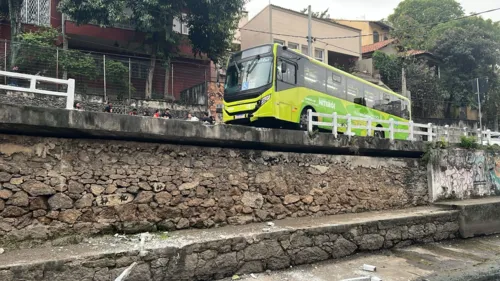 Por pouco o ônibus não caiu no rio