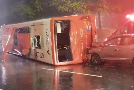 Ônibus tomba em acidente grave em São Conrado; duas mulheres ficam feridas