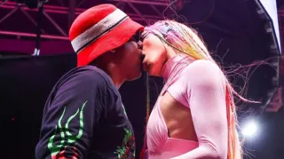 Imagem ilustrativa da imagem Pabllo Vittar troca beijão com cantor de axé em show de Anitta