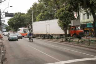 Imagem ilustrativa da imagem Caminhão perde freio e invade praça na Alameda, em Niterói
