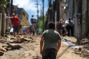 Imagem ilustrativa da imagem Famílias de Petrópolis afetadas pelas chuvas receberão benefícios