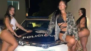 Imagem ilustrativa da imagem Polícia abre investigação após foto de mulheres de biquíni em viatura