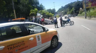 Imagem ilustrativa da imagem Carro capota e deixa quatro feridos em Niterói