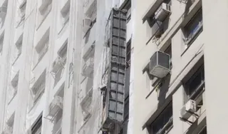Imagem ilustrativa da imagem Vídeo: cabo de andaime se rompe no 12º andar de prédio