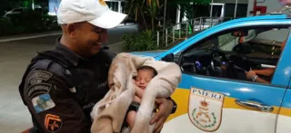 Imagem ilustrativa da imagem Salvo por um Anjo: bebê escapa da morte com ajuda de PM