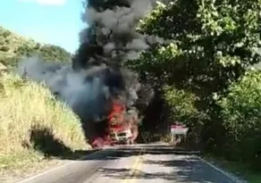 Imagem ilustrativa da imagem Vídeo: caminhão pega fogo e interdita estrada em Maricá