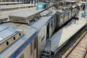 Imagem ilustrativa da imagem Trem descarrila e invade plataforma no Centro do Rio