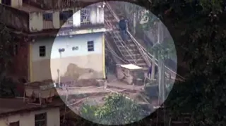 Imagem ilustrativa da imagem Policial chuta gato para uma ribanceira durante operação no Rio