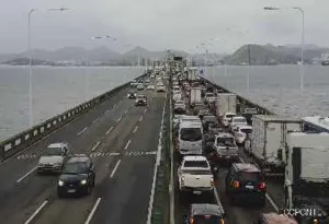 Imagem ilustrativa da imagem Chuva e trânsito lento nos principais acessos à Ponte Rio-Niterói