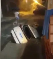 Imagem ilustrativa da imagem Vídeo: carro é engolido por cratera durante temporal em Petrópolis