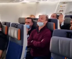 Imagem ilustrativa da imagem Fofo! Passageiros cantam Baby Shark e acalmam criança em avião; assista