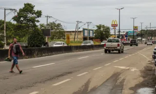 Imagem ilustrativa da imagem Cadê as passarelas? Após morte em Maricá, o risco continua na RJ 106