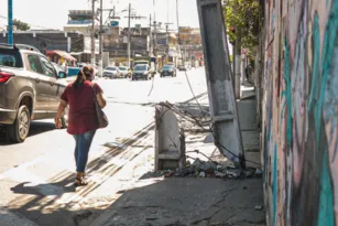 Imagem ilustrativa da imagem Por um fio: poste está sendo sustentado por fiação em Niterói