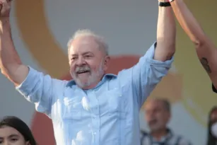 Imagem ilustrativa da imagem Ex-presidente Lula é recebido com festa por multidão em Niterói
