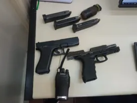 Imagem ilustrativa da imagem Granada, pistolas e entorpecentes são apreendidos em Niterói
