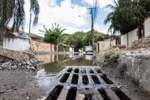 Imagem ilustrativa da imagem Esgoto a céu aberto vira piscina e incomoda moradores de Itaipu